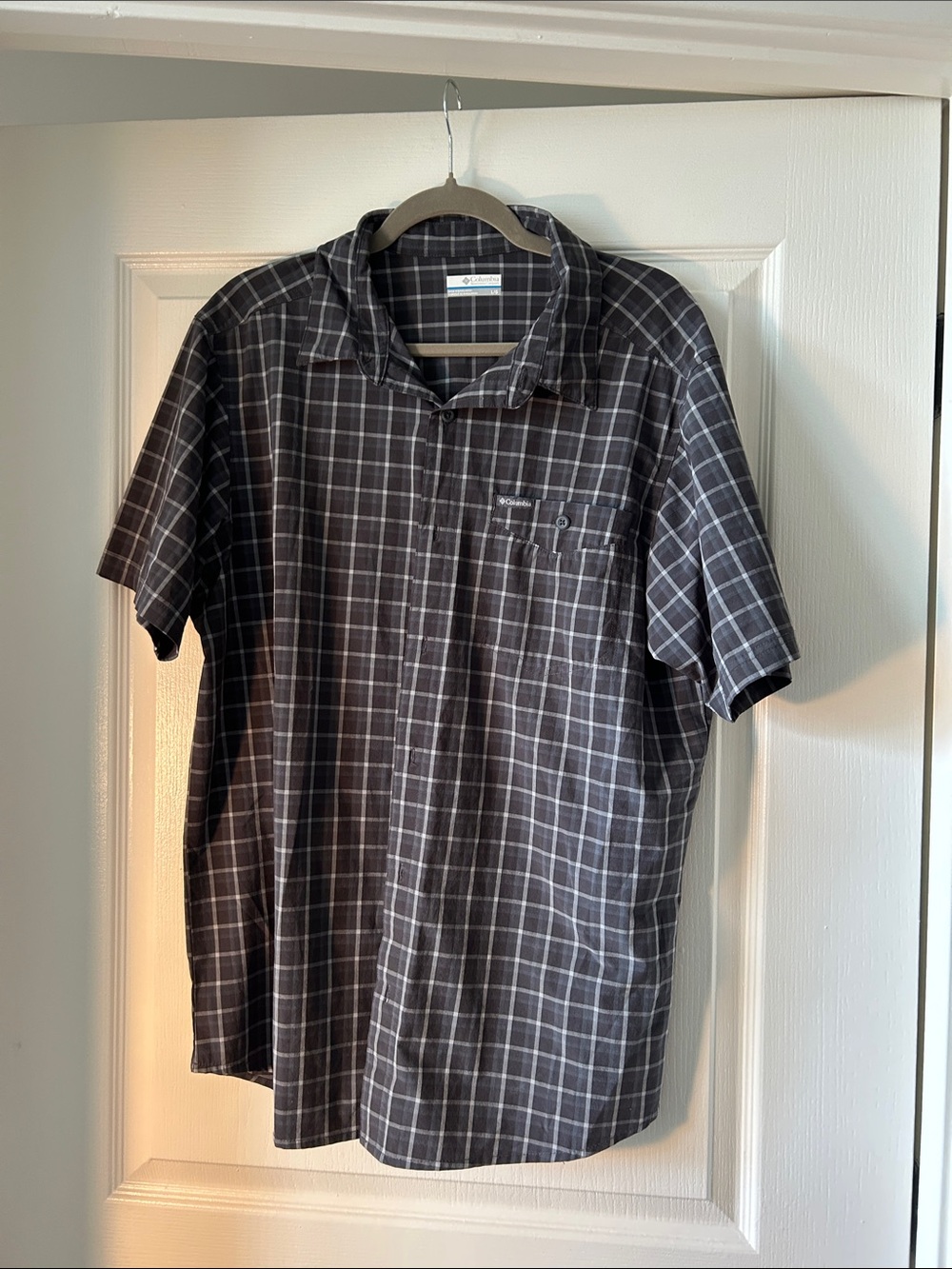 Columbia Men's Dark Gray Plaid Short-Sleeve Button-Down Shirt